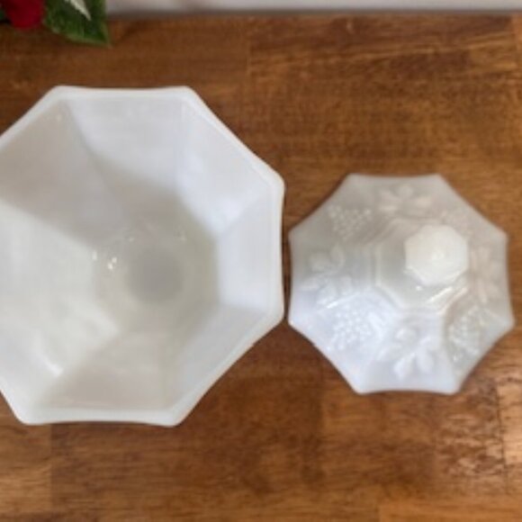 Vintage Milk‎ Glass Covered Candy Dish Grape Vine Embossed Footed Jar Octagonal - Picture 5 of 5
